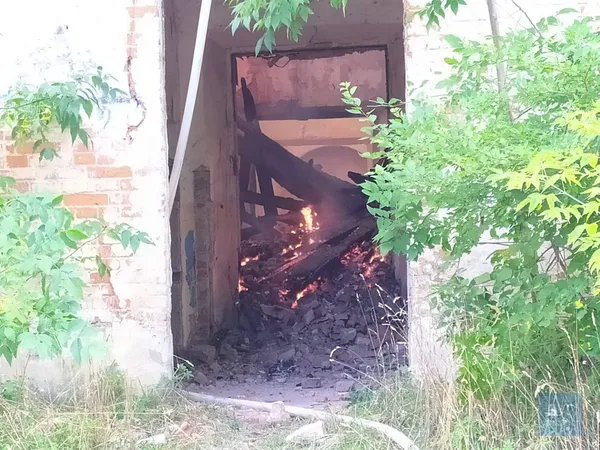 На Волині загорілася колишня казарма танкового полку (фото)