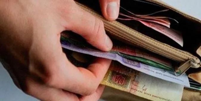Один стояв на «шухері»: на Волині учні вкрали у вчительки гаманець з майже 18 тис. грн
