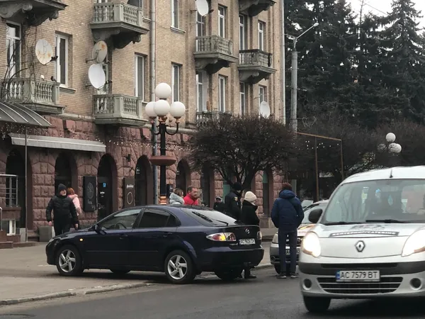 У центрі Луцька – аварія за участю учбового авто (фото)
