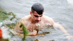 Як у Луцьку віряни занурювалися на свято Хрещення (фото)