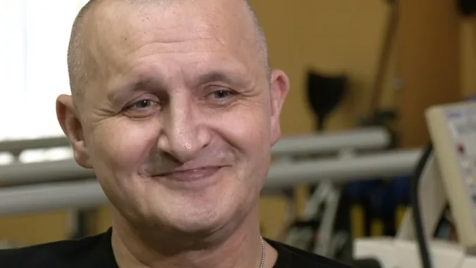 Боєць із Луцька, якому амутували обидві ноги, вчиться ходити заново і збирає донати (відео)