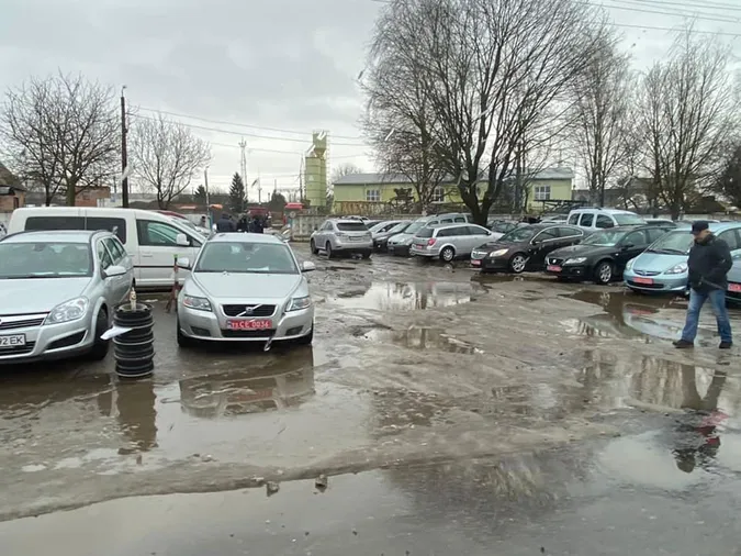 Двічі на тиждень: на луцькому авторинку «ганятимуть» паркохамів (фото)
