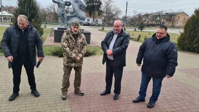 Наспівали на авто для ЗСУ – Підгайцівська громада відправила на фронт ще один бус (фото)