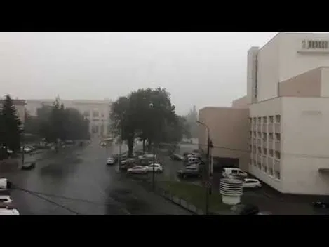 Раптова гроза в Луцьку: машини по колеса у воді (фото, відео)