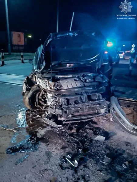 На Волині підліток розтрощив Volkswagen об стовп (фото)