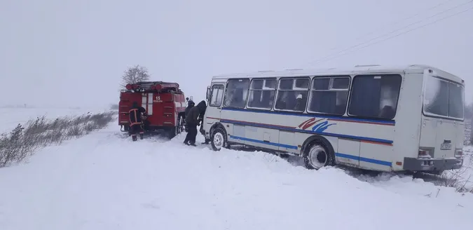 На Волині у снігову  пастку потрапив автобус з дітьми (відео)