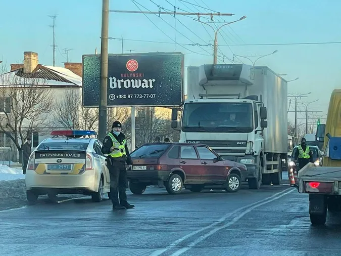 У Луцьку не поділили дорогу легковик і вантажівка (фото)