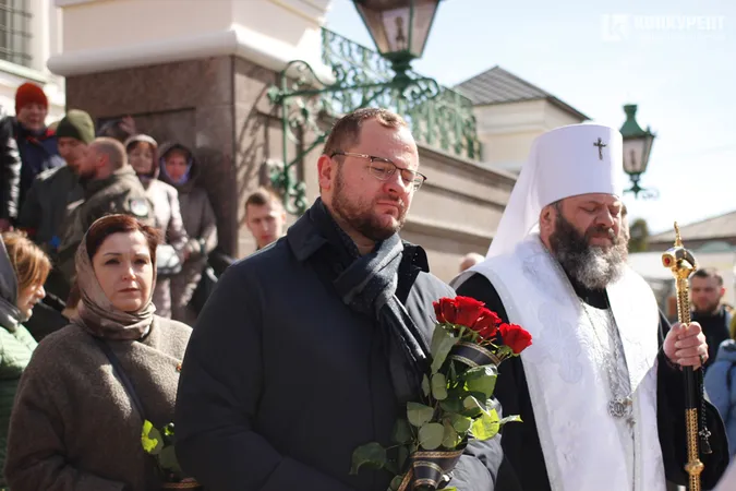 Зі сльозами та на колінах: Луцьк попрощався з трьома своїми Героями (фото, відео)