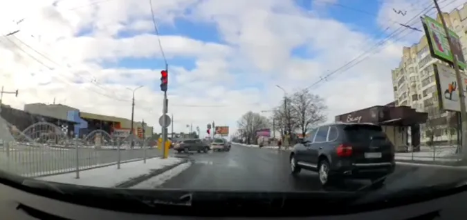 У Луцьку водій на Porsche Cayenne проїхав на «червоний» (відео)