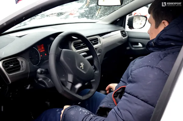 Волинським сімейним лікарям передали 23 автівки Peugeot (фото)
