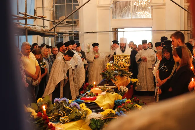 Стільки людей на похоронах давно не було: Луцьк прощався з трьома воїнами (фото, відео)
