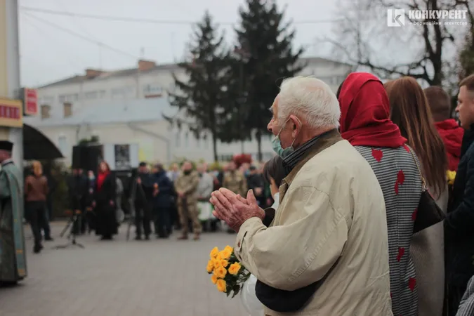 У Луцьку поклали квіти до стели загиблим захисникам України (фото, відео)