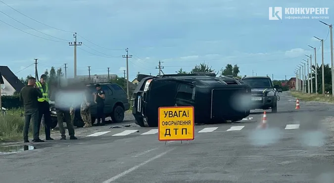 На Волині – аварія за участі двох автомобілів: один з них перекинувся на бік