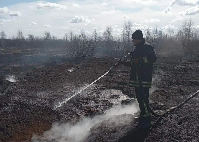У Ратнівському районі борються з вогнем на торфовищі: допомагають місцеві (фото)