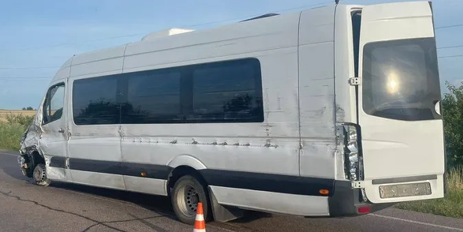 Виїхав на «зустрічку»: на Волині маршрутка протаранила вантажівку (фото)