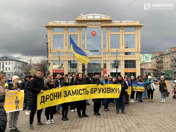 «Бюджет належить громаді»: у Луцьку молодь вимагала від влади більше витрачати на армію (фото)