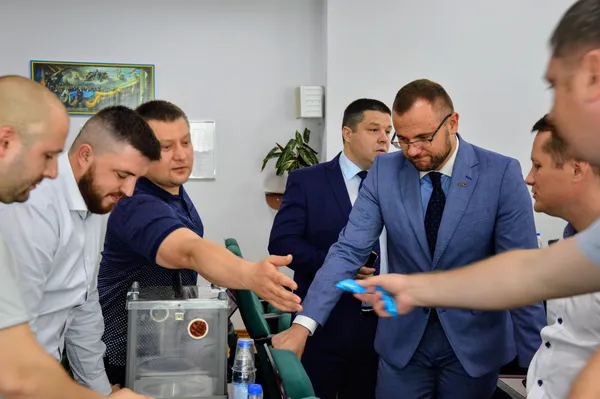 ...а в залі Мирослав Ватащук витягав зі скриньки депутатські  гроші. Ті ж спостерігали і їли цукерки