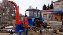 Відео дня: у громаді на Волині тестили новий подрібнювач гілок