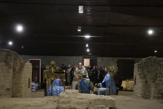 У першому храмі Луцька, якому майже тисяча років, помолилися перед стародавньою іконою (фото)