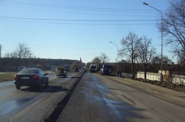 Водіїв на Волині просять не наїжджати на свіжий асфальт (фото)