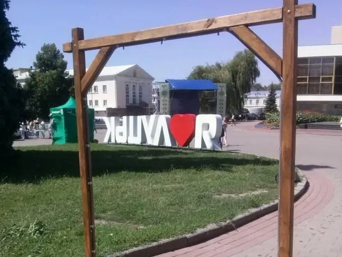 У центрі Луцька встановили рамки-охолоджувачі (фото)