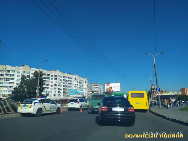 У Луцьку 19-річний водій «Хаммера» протаранив авто патрульних (фото)