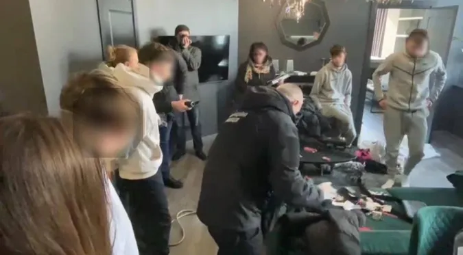 Знущання з дівчат на камеру: двоє молодиків – в ізоляторі, ще шістьом – вручили повістки (відео)