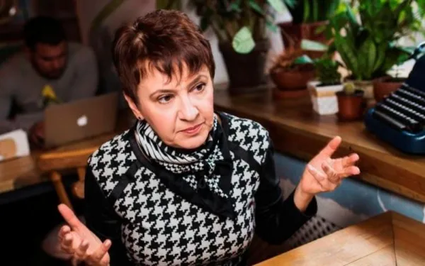Оксана Забужко: «І тут я витягаю свій автомат Калашнікова й кажу: “Ах ви ж, курви! Вам пам’ять повідрубувало?”»