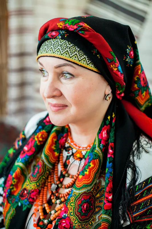Викладачі педагогічного коледжу у Володимирі приміряли старовинні вишиті сорочки (фото)