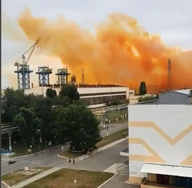 Рівнян закликають брати з собою парасольки: наслідки аварії на РівнеАзоті