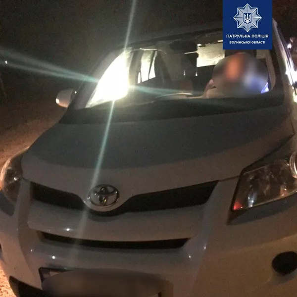 На Волині п’яний водій тицьнув у дверцята автівки патрульних гроші (фото)