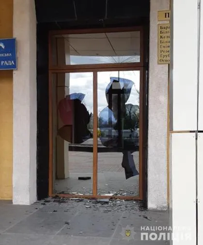 За розбиті вікна й двері в міськраді волинянину «світить» до п’яти років (фото)