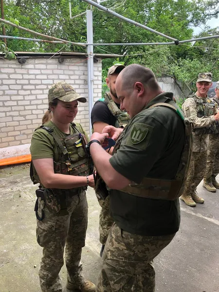 «За жертовність»: бойових медикинь Волинської бригади ТрО нагородили медалями (фото)