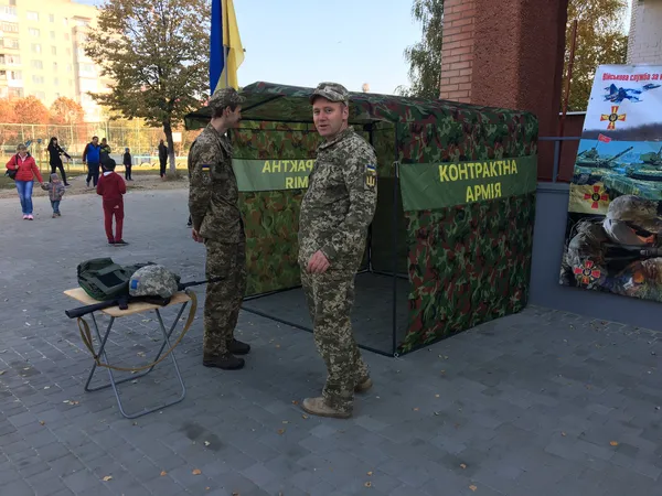 «Козацькому роду нема переводу»: у луцькій школі організували свято (фото)