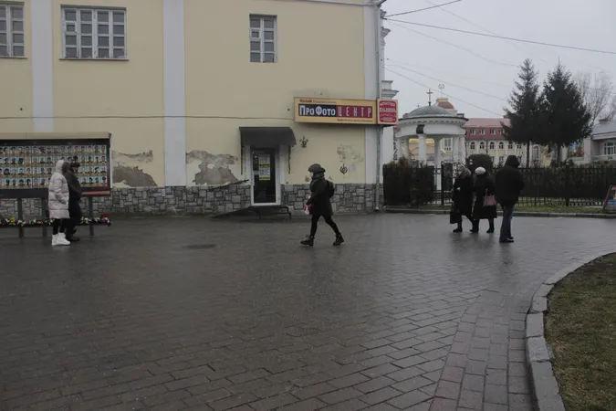 Ожеледиця у Луцьку: місто ледь тримається на ногах (фото)