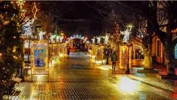 Вогні на мокрому асфальті: вечірній Луцьк нагадує про свято (фото)