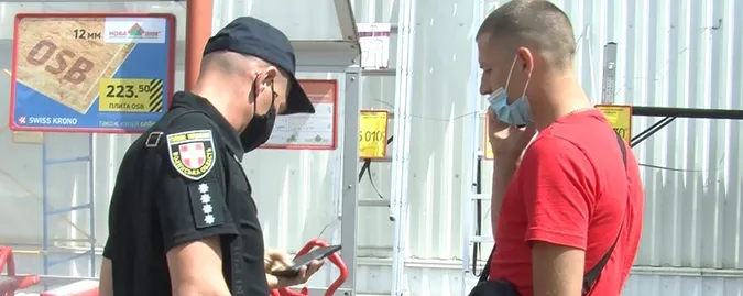 У Луцьку на чоловіка склали адмінпротокол, бо він неправильно носив маску (відео)