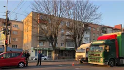 У Луцьку – ДТП: на світлофорі зіткнулися «мерседес»та вантажівка (фото)