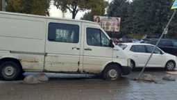 У Луцьку сталась аварія біля меморіалу: бус влетів у знак (фото)