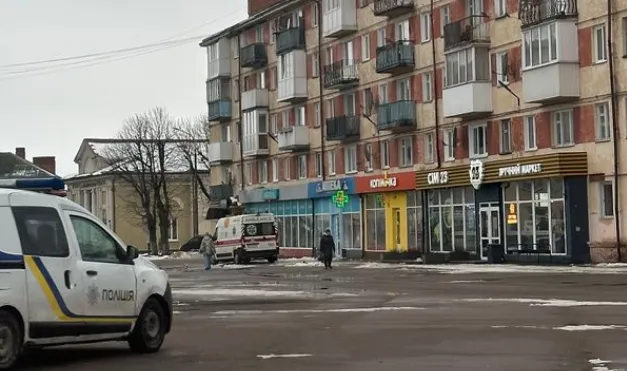 У Володимирі на чоловіка з даху впала крижана брила (фото)