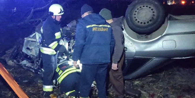 Тіло з авто дістали рятувальники: деталі смертельної ДТП у Луцькому районі (фото)