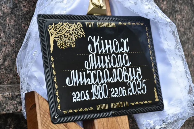 Рідні, друзі та побратими у Луцьку прощались із захисником Миколою Кінахом (фото)