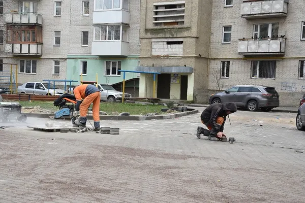 У Луцьку завершують ремонт дворів і доріг (фото)