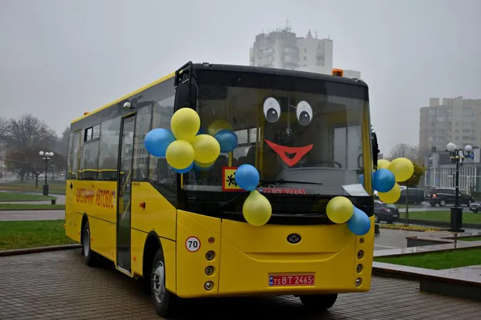 17 шкіл Волині отримали новенькі шкільні автобуси (фото)
