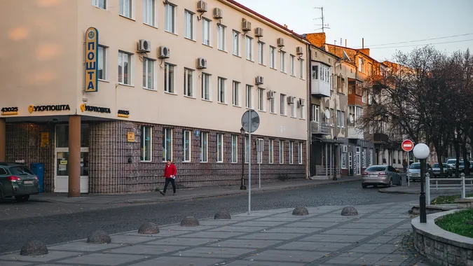 Трохи сонця, кольорів і тепла: листопад на вулицях Луцька (фото)