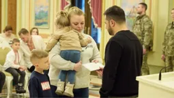 Переїхали на Волинь: Зеленський вручив рідним загиблого Героя-прикордонника сертифікат на квартиру (фото)