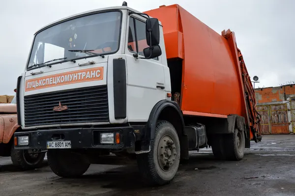 Хоча й і сучасні автомобілі у гарному стані. Такі, наприклад, як цей сміттєвоз