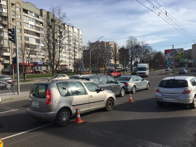 У Луцьку біля «ПортCity» – аварія: зіткнулися три автівки (фото)