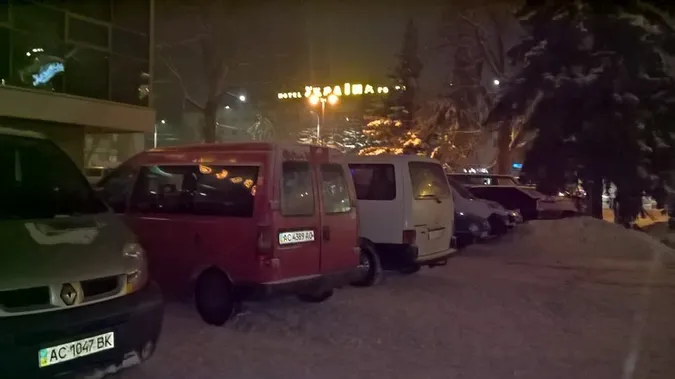 У центрі Луцька – стихійна стоянка авто (фотофакт)