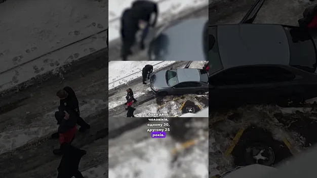 Втікаючи від поліції, в'їхали в авто: у Луцьку переслідували чоловіків з наркотиками (відео)